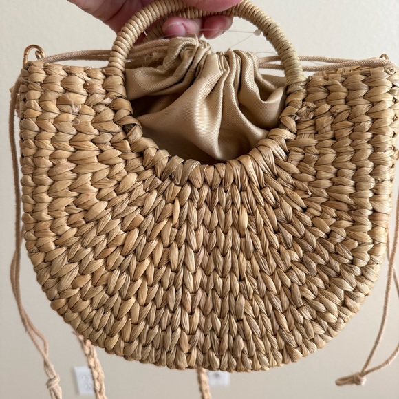 Elegant Tan Woven Shoulder Bag - Picture 11 of 12